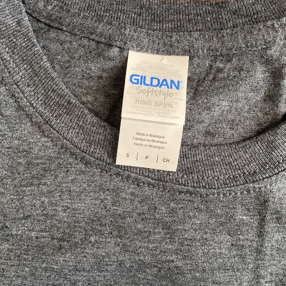 ✨HP✨ Gray “Love Is In The Hair” Hairdresser T-Shirt - Picture 3 of 3